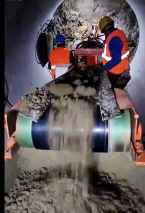 小型引水洞扒渣機工作.jpg 小型引水洞扒渣機工作.jpg