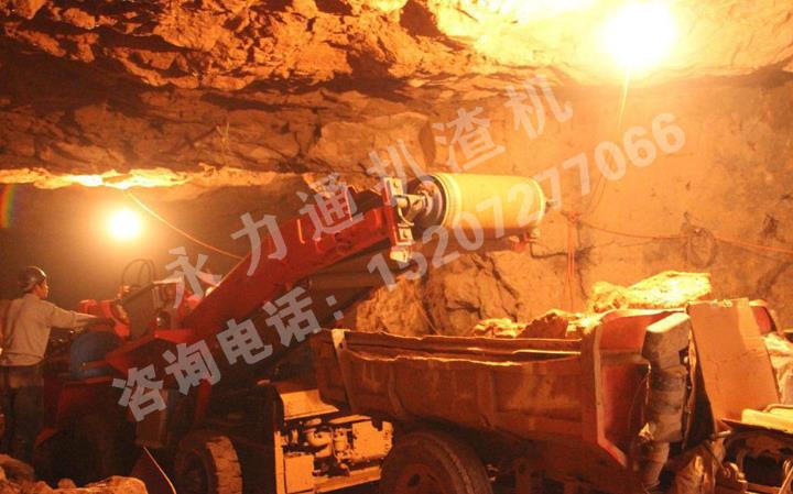 扒渣機(jī)施工3.jpg 扒渣機(jī)施工3.jpg