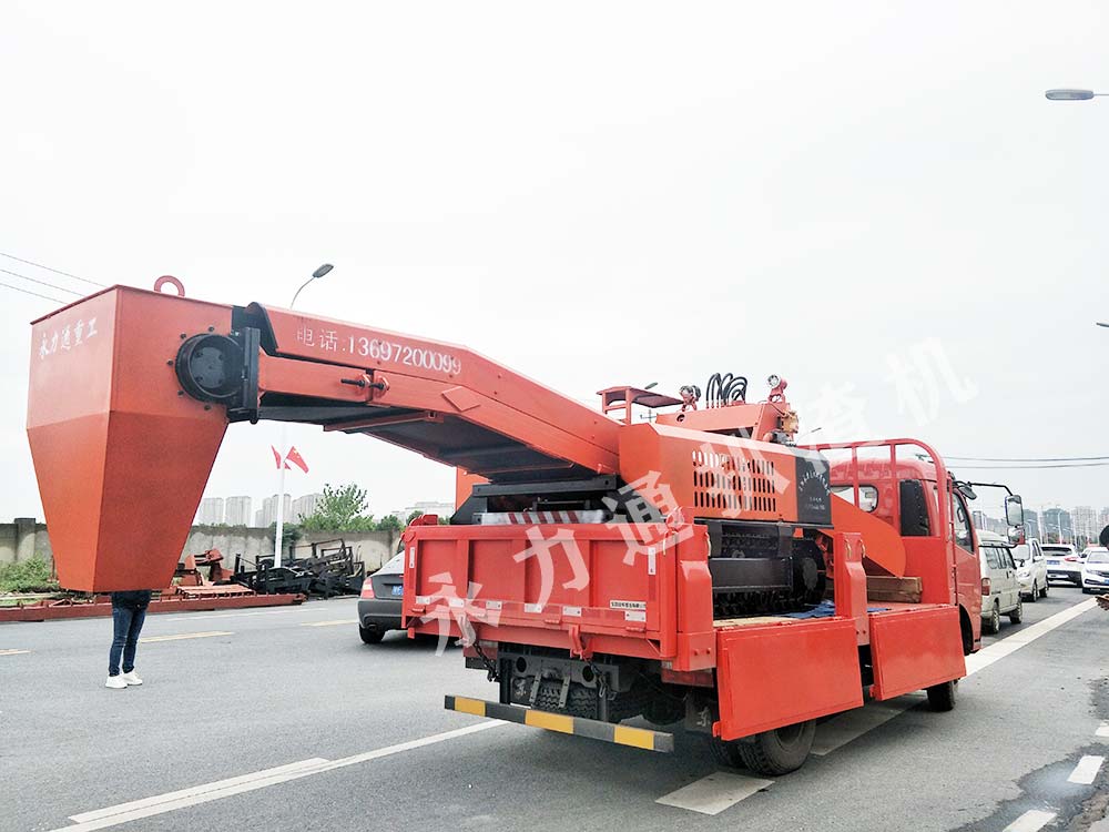 永力通扒渣機(jī)發(fā)車 (1).jpg 永力通扒渣機(jī)發(fā)車 (1).jpg